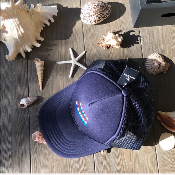 🌴🔥FREE...WITH LARGE BUNDLE🔥🌴 - Picture 3 of 5